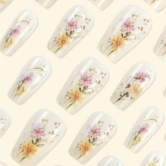 Nude Floral Press On Nails with Pearls - Picture 2 of 5